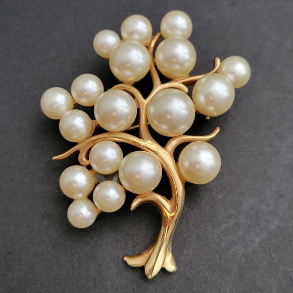 Jewelry - Faux pearl tree brooch